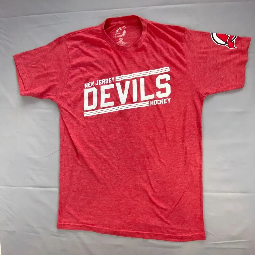 NHL New Jersey Devils T Shirt Mens Medium Red Graphic Sleeve Logo Hockey Tee